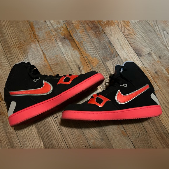 Stylish Black and Red Women's Sneakers - Picture 1 of 5